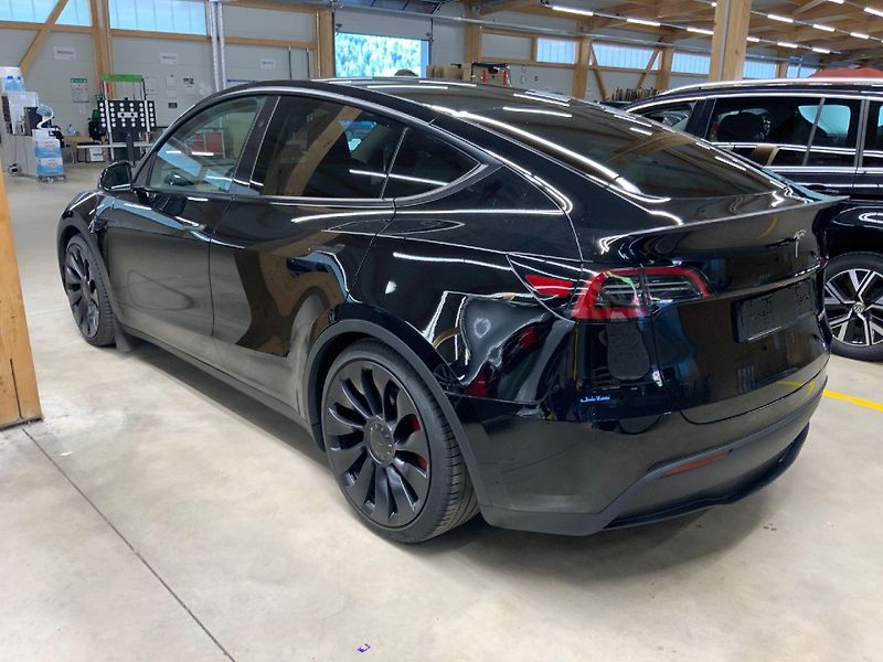 Tesla Model Y PERFORMANCE 393kw 21ALU 94,0% - fotka 3 z 8