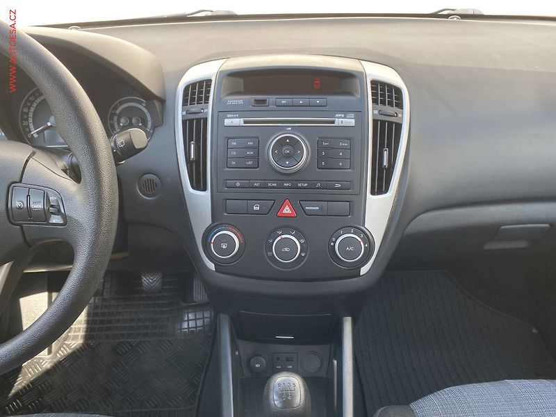 Kia Ceed (2011) 1.4i, ČR, AC, temp. - fotka 12 z 16