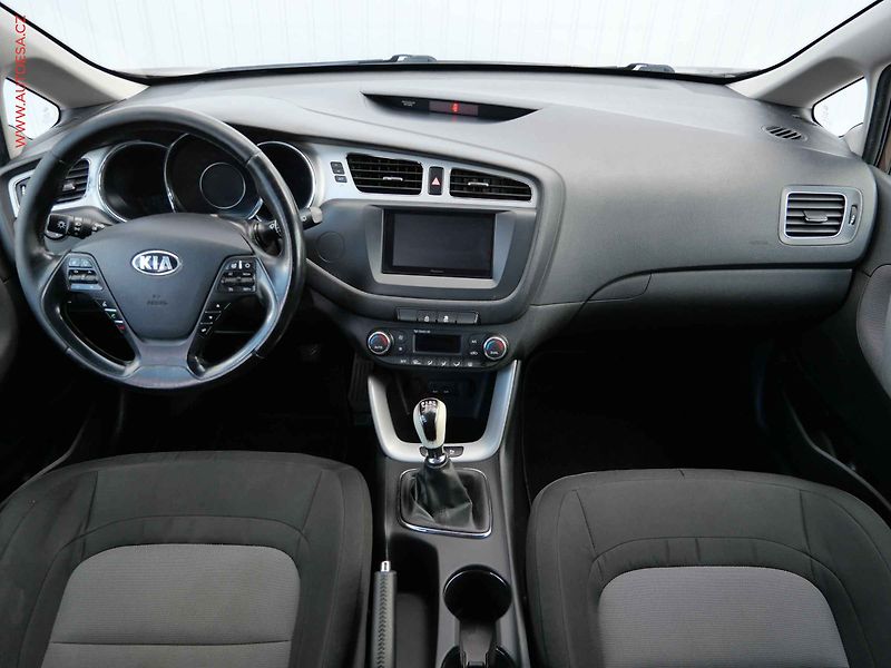 Kia Ceed (2014) 1.6 GDi, ČR, AC, tempo, park - fotka 8 z 18
