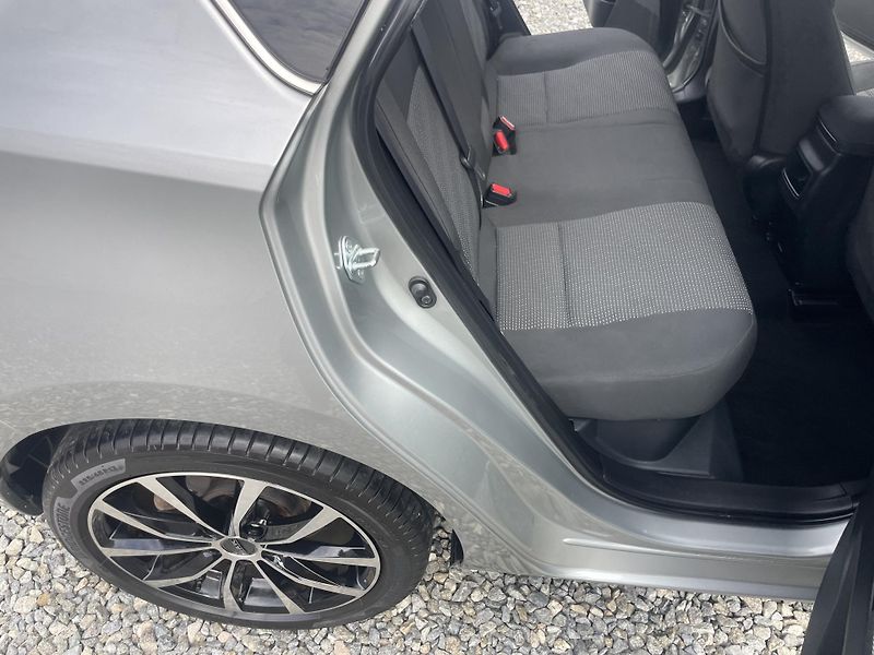 Toyota Auris 1.8i 16v HYBRID AUT SERVIS TOP - fotka 123 z 172