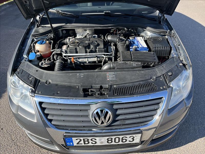 Volkswagen Passat Variant 2,0 TDi DSG KLIMA SERVIS - fotka 27 z 32