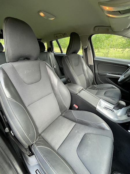 Volvo V60 (2011) Volvo V60 2,4 D5 AWD, R-Design - fotka 28 z 36
