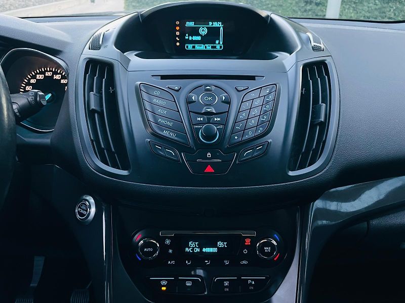 Ford Kuga 2.0TDCi 4x4 MAN TAŽNÉ 1MAJITEL - fotka 36 z 47