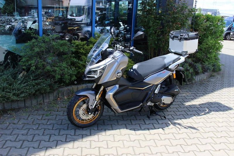 QJ Motor (2026) ATR 125 kufr zdarma, hybridní - fotka 8 z 8