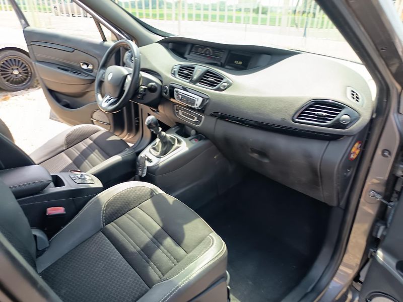 Renault Scénic (2014) 1.2 97kw 114tis Km - fotka 32 z 40