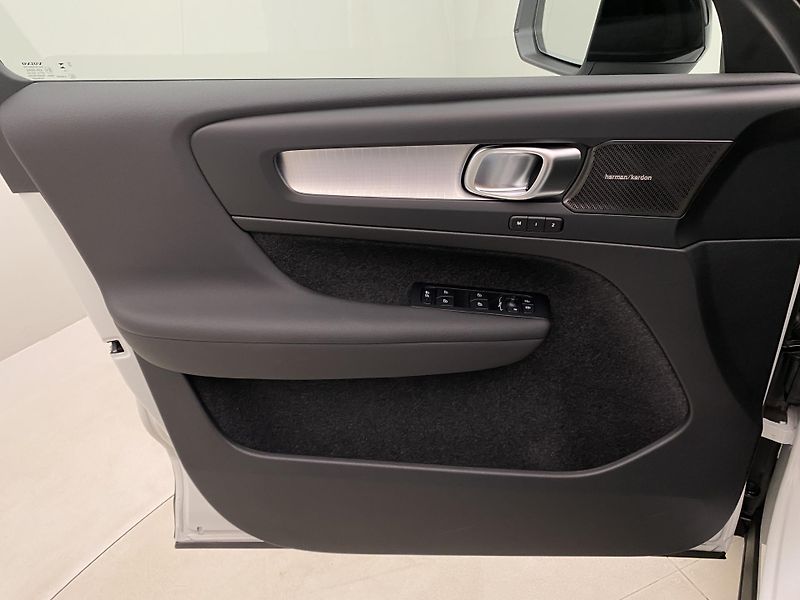 Volvo XC40 (2026) B3 AUT DARK PLUS - fotka 7 z 58