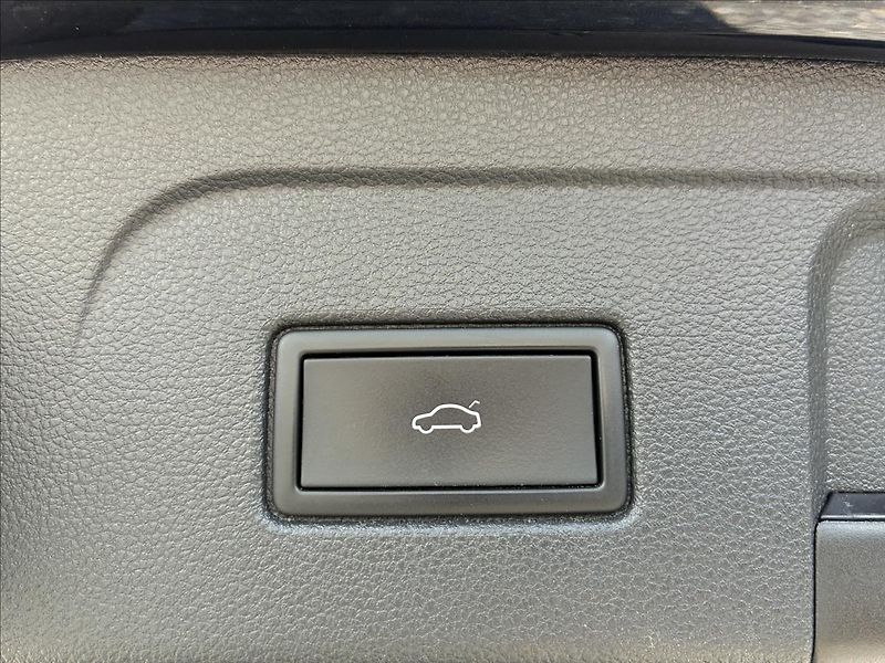 Volkswagen Touran 2,0 TDI ,7 MÍST,TAŽNÉ,KAMERA - fotka 17 z 35