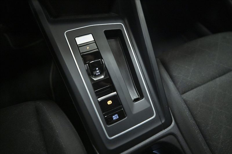 Volkswagen Golf 1,5 eTSI DSG KAMERA VÝHŘEV ČR - fotka 20 z 41
