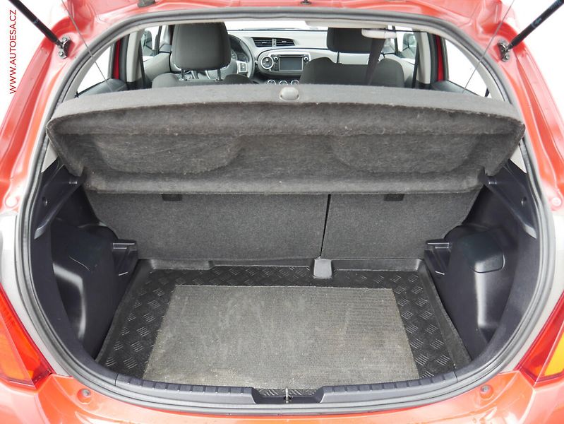 Toyota Yaris (2012) 1.3 VVT-I, ČR, AC, park - fotka 7 z 20