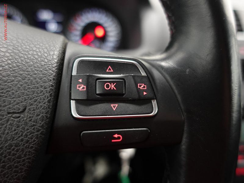 Volkswagen Touran (2011) 1.6 TDi, autoAC, temp - fotka 16 z 21