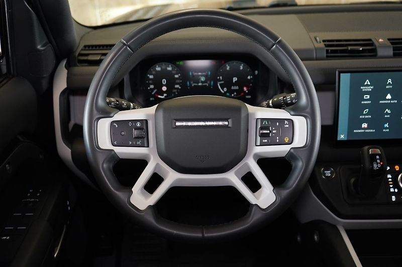 Land Rover Defender 110 D300 X-Dynamic SE - fotka 24 z 42