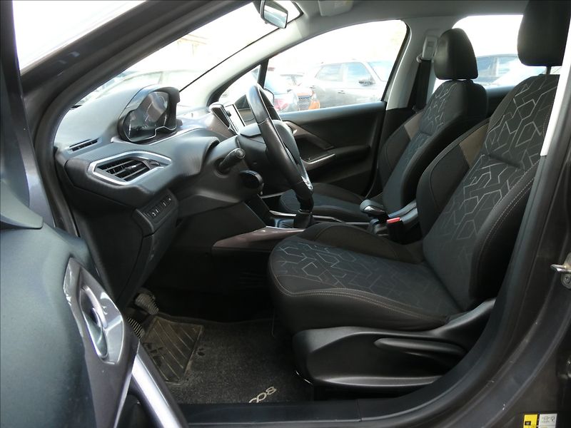 Peugeot 2008 1,2 PureTech 60kW - fotka 21 z 38