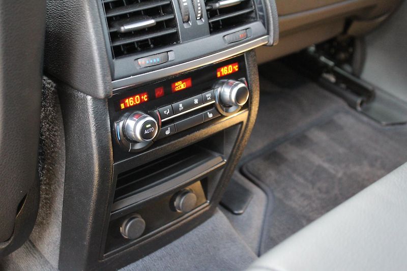 BMW X6 xDrive40d - fotka 20 z 25