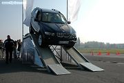 Prudké klesání v režiji systému HDC, který udržuje rychlost 8 km/h.
