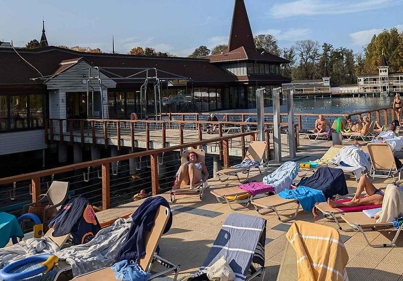 Při cestě tam či zpět si můžete udělat zastávku třeba ve městě Sárvár s pěkným hrademměstě