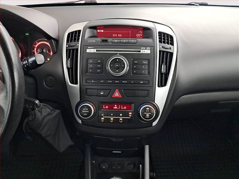 Kia Ceed (2012) 1.6 CRDi, po STK, zamluveno - fotka 12 z 16