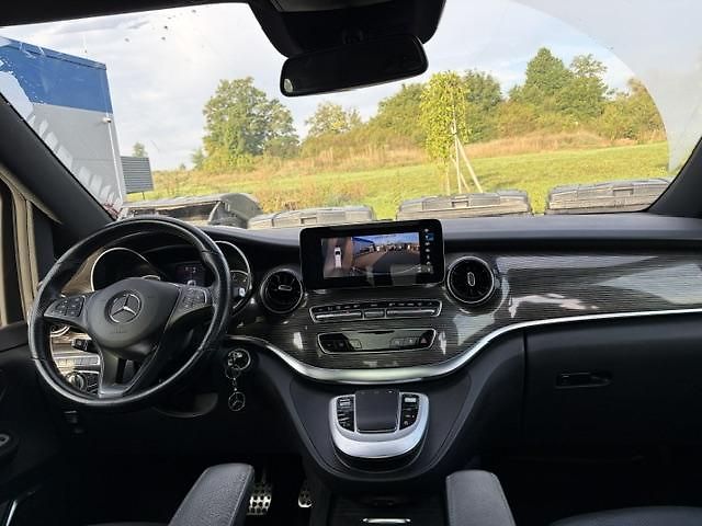 Mercedes-Benz Třídy V (2021) V 300 d 4MATIC AMG Line long - fotka 17 z 27
