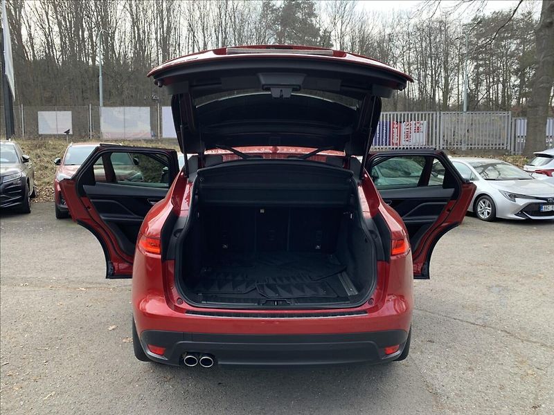 Jaguar F-Pace (2016) 2,0 D KLIMA SERVISKA 4X4 - fotka 19 z 19