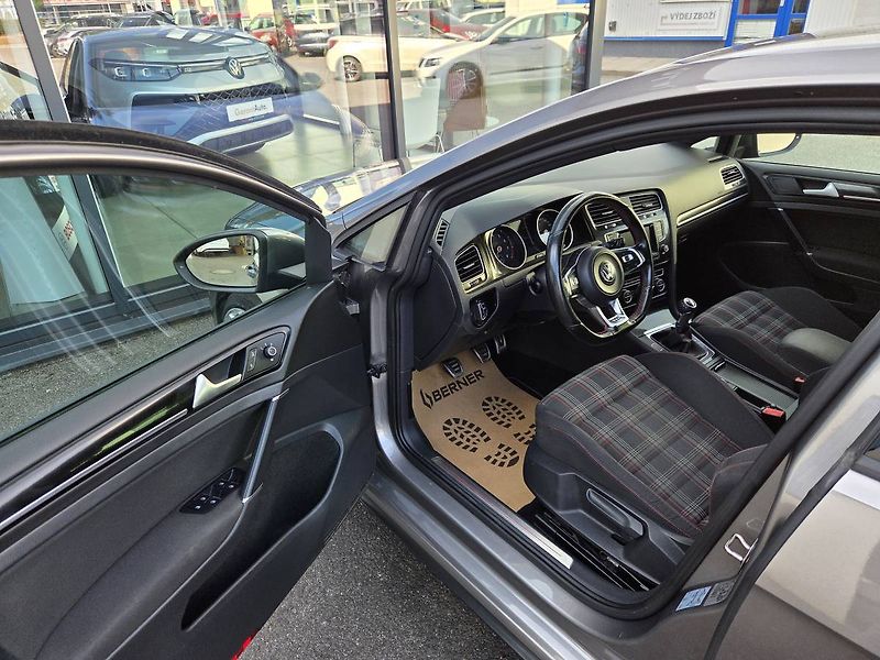 Volkswagen Golf 2.0 GTI - fotka 8 z 49