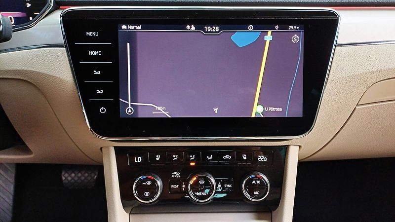 Škoda Superb L&K 2.0TSI 200kW-TZ-ČR-DPH - fotka 31 z 50