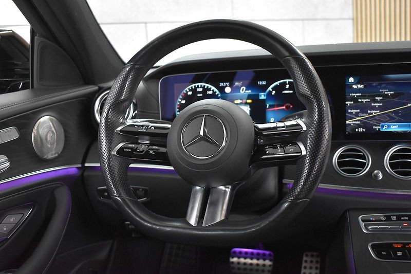 Mercedes-Benz Třídy E E 220d AMG*4MATIC*TAŽNÉ*ACC*ČR - fotka 16 z 52