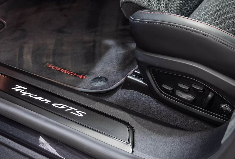 Porsche Taycan GTS Sport Turismo Burm HuD Inn - fotka 14 z 26