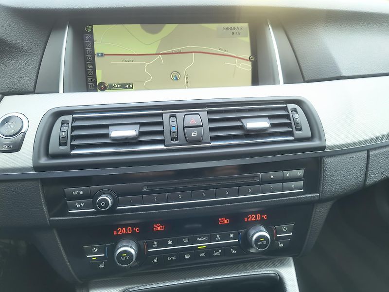 BMW Řada 5 (2014) 525d M xDRIVE/HEAD-UP/PANORAMA - fotka 40 z 61