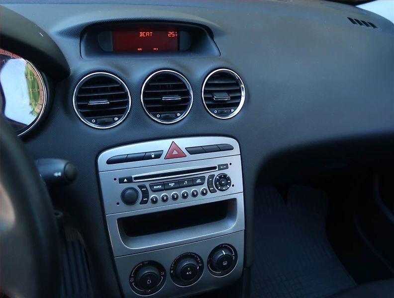 Peugeot 308 (2010) 1.4 VTi - fotka 12 z 15