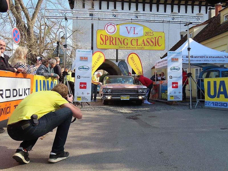 Michal a Jonáš Pavlíčkovi na startu. Rallye Spring Classic startovalo v sobotu 12. dubna dopoledne z jihočeského Tábora. Na trasu 231 kilometrů vyrazilo 100 posádek.