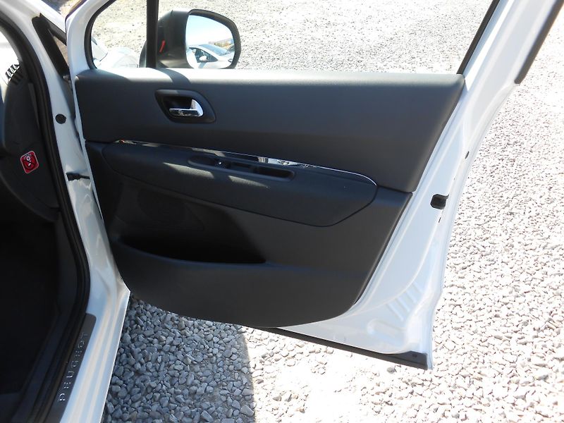 Peugeot 5008 88KW,NAVI,PANORAMA,AUTOMAT - fotka 17 z 45