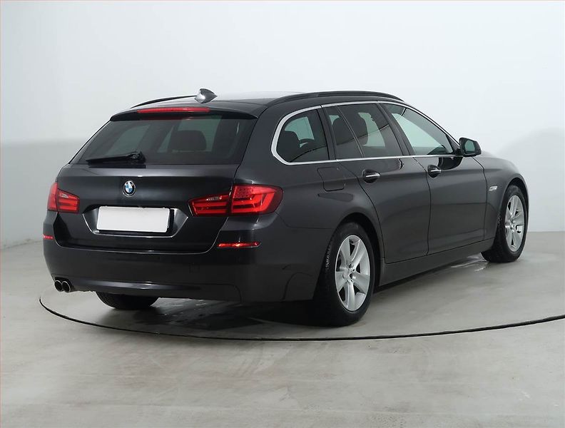 BMW Řada 5 (2013) 520d, Automat, Navi, Xenony - fotka 5 z 27