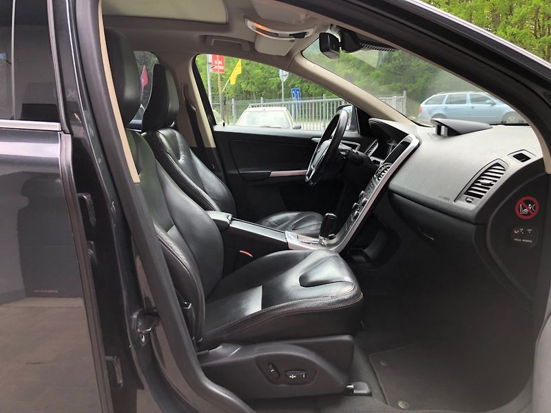 Volvo XC60 (2010) 2.4 D5 AWD - fotka 15 z 33