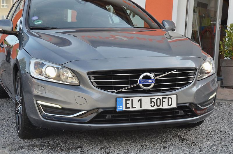 Volvo V60 (2016) 2.4 D6 AWD PHEV 212kW Momentum - fotka 7 z 39