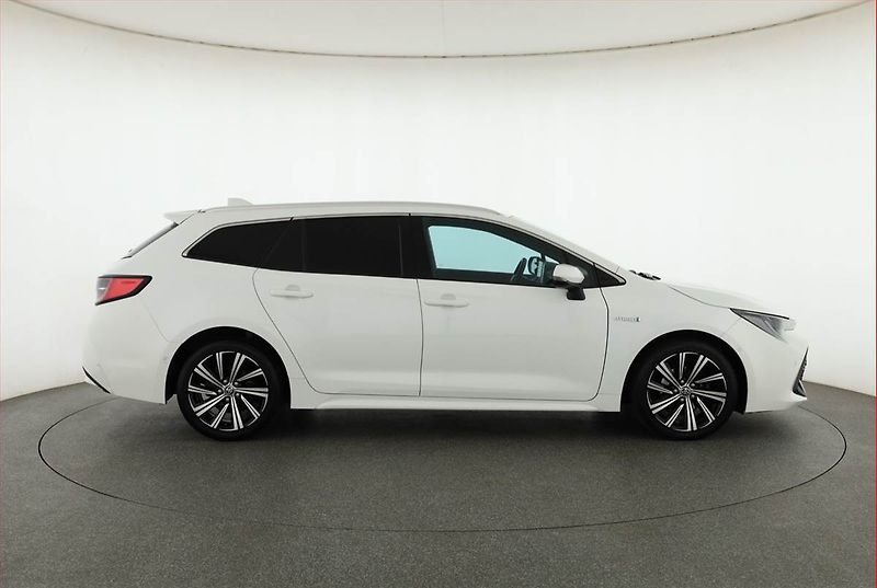 Toyota Corolla (2022) 1.8 Hybrid - fotka 6 z 21
