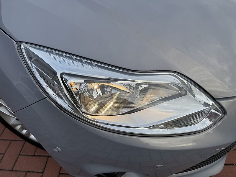 Ford Focus (2011) 1.6Ti-VCT Klima Parkování - fotka 37 z 48