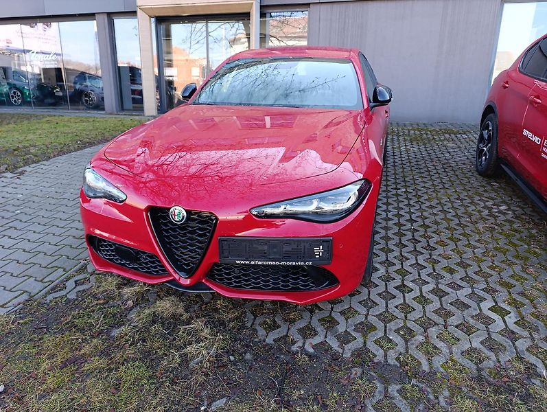 Alfa Romeo Giulia Veloce 2,0 Turbo 280k AWD - fotka 2 z 18