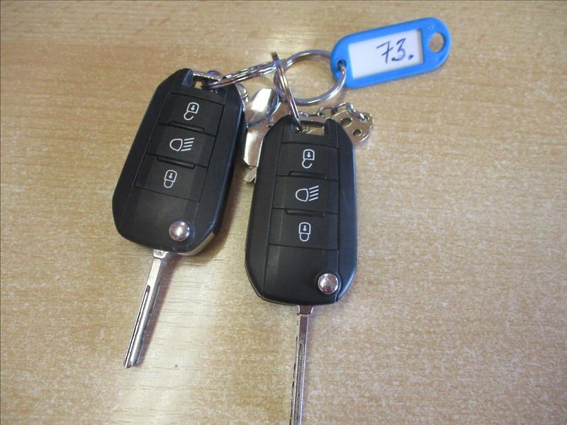 Peugeot 3008 1,6 HDI, navi, klima, servis, - fotka 17 z 21