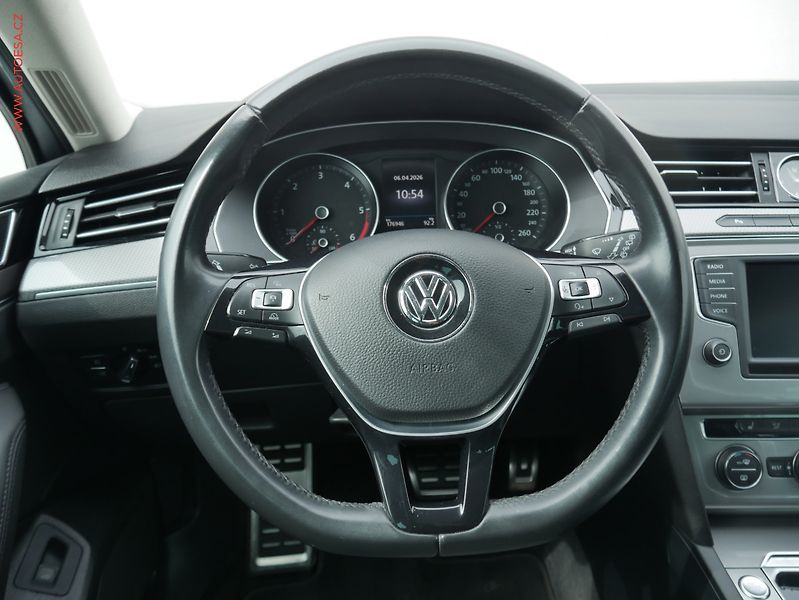 Volkswagen Passat (2017) 2.0TDi, ČR, DSG, LED, navi - fotka 14 z 23