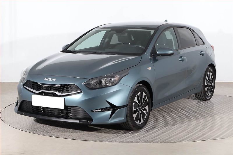 Kia Ceed (2024) Silver 1.5 T-GDI, Serv.kniha - fotka 2 z 19