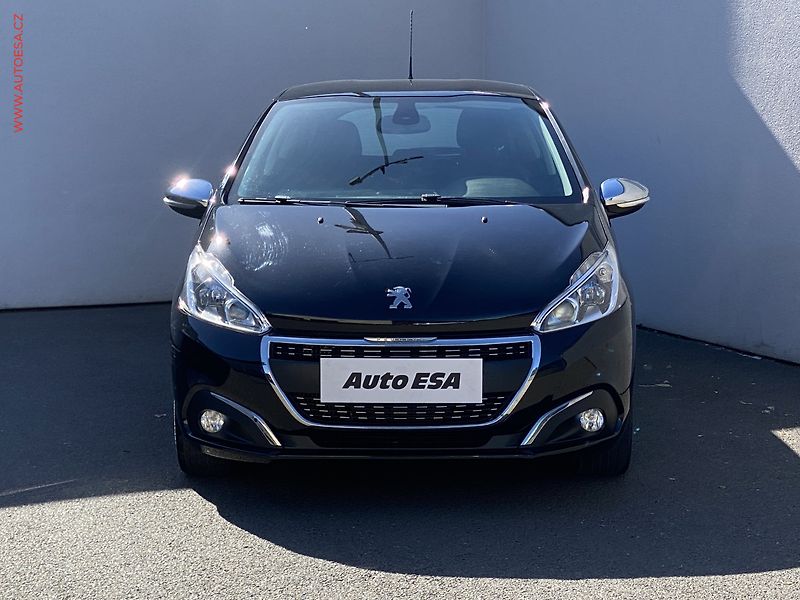 Peugeot 208 (2018) 1.2PT, Allure, navi - fotka 2 z 17