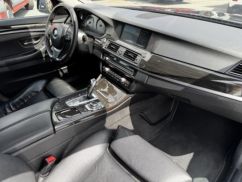 BMW Řada 5 (2012) 530XD M-paket - fotka 22 z 29