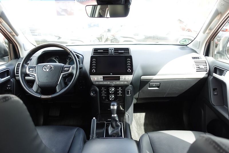 Toyota Land Cruiser 2.8 D-4D Executive Family 7mís - fotka 18 z 38