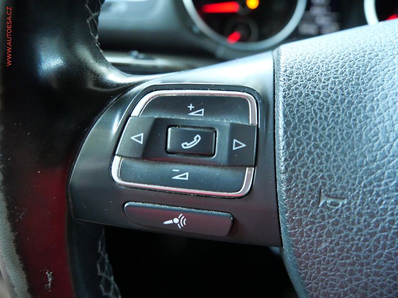 Volkswagen Golf (2011) 2.0TDi, AC, park.čidla - fotka 16 z 19