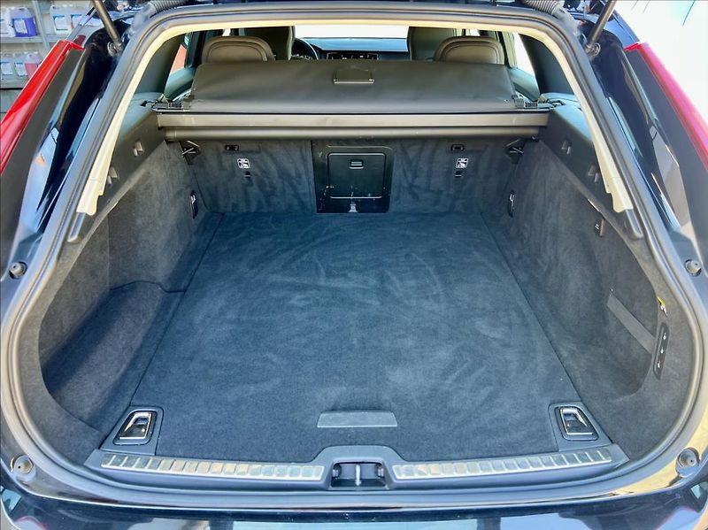 Volvo V90 2,0 T4 Drive-E R-Design Auto - fotka 15 z 48