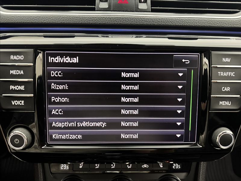 Škoda Superb 2,0 DSG L&K DPH NZ.TOP DCC TZ - fotka 23 z 49