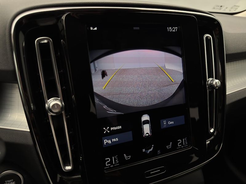 Volvo XC40 B4 AWD MOMENTUM PRO CZ - fotka 26 z 27