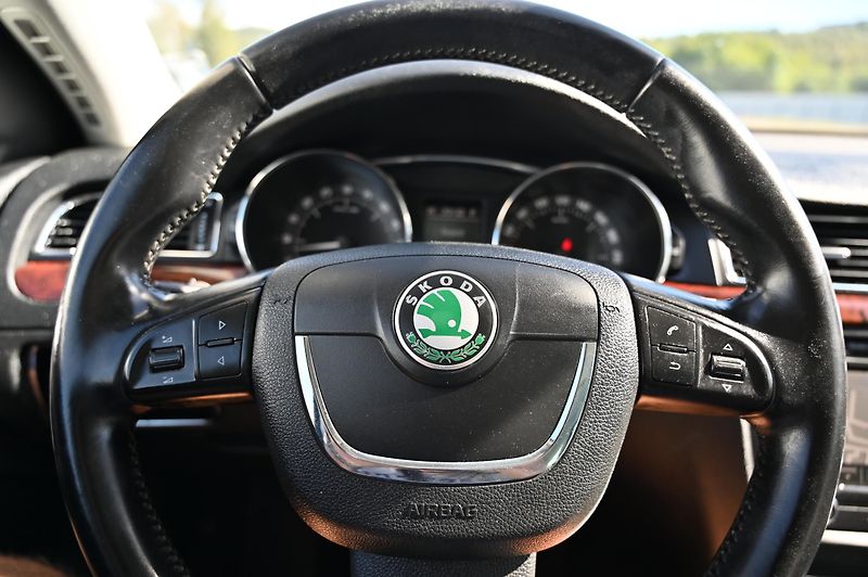 Škoda Superb 2.0TDI 125KW DSG Rezervace - fotka 19 z 56