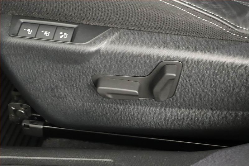 Peugeot 2008 (2020) GT Line 1.5 BlueHDi, Automat - fotka 17 z 18