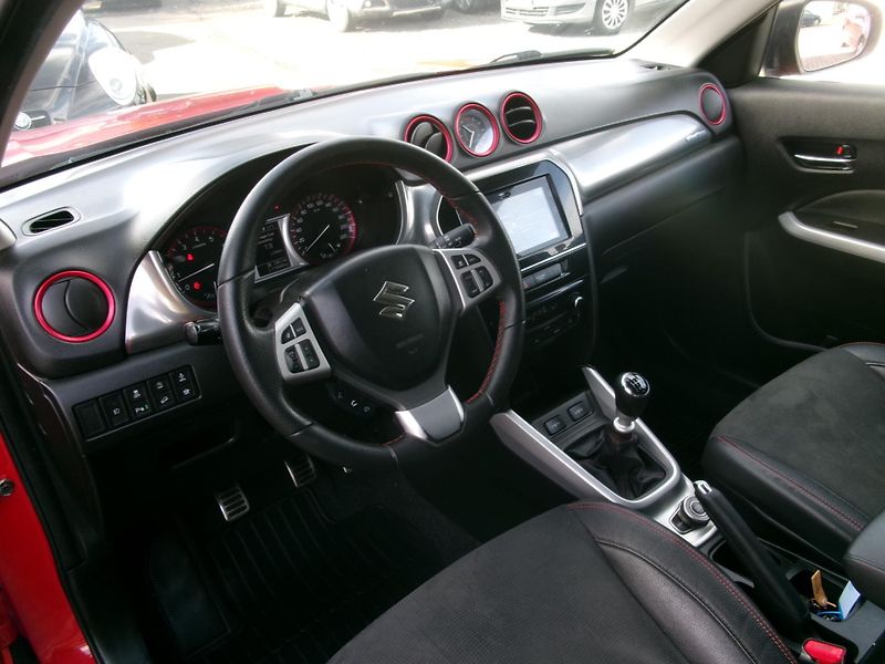 Suzuki Vitara (2017) 1,4 BJet 4x4 NAVI ACC ALU - fotka 26 z 30