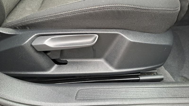Volkswagen Passat 1.6 TDI ComfortLine Business - fotka 8 z 36